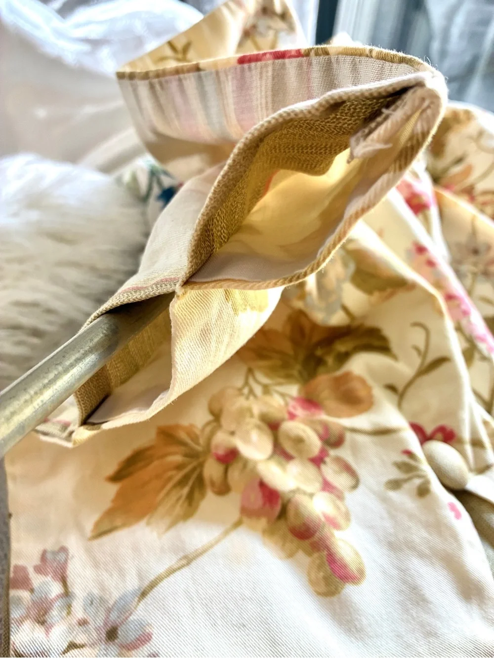 Vintage Waverly home classic Napoli cameo Scalloped Valance in Cream with pink